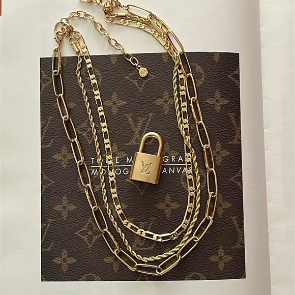• Sold• Louis Vuitton Lock #303 (No key, comes with necklace) - Picture 9 of 10